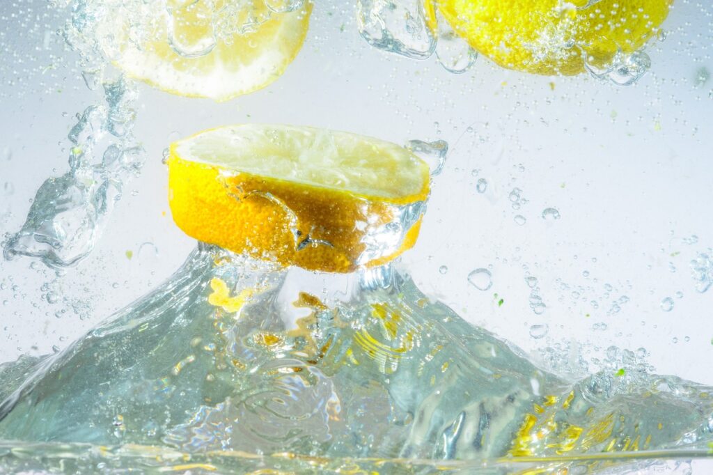 Ogromne prednosti konzumiranja alkohola limunska voda