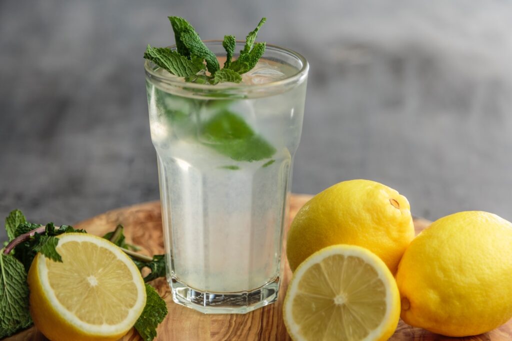 10 Razloga za koje morate svakodnevno konzumirati alkohol čaša vode sa limunom